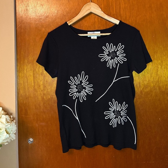 Black and White Floral Susan Bristol Tee - Picture 1 of 4